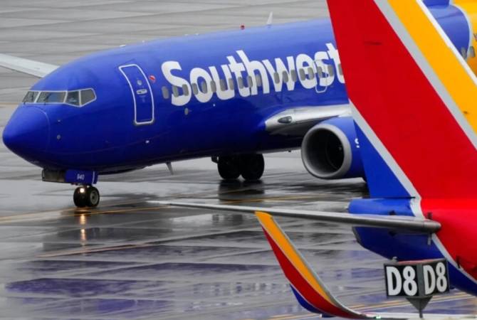 Di AS, setelah kondisi pilot memburuk, penumpang datang membantu awak kapal Di AS, setelah kondisi pilot memburuk, penumpang datang membantu awak kapal