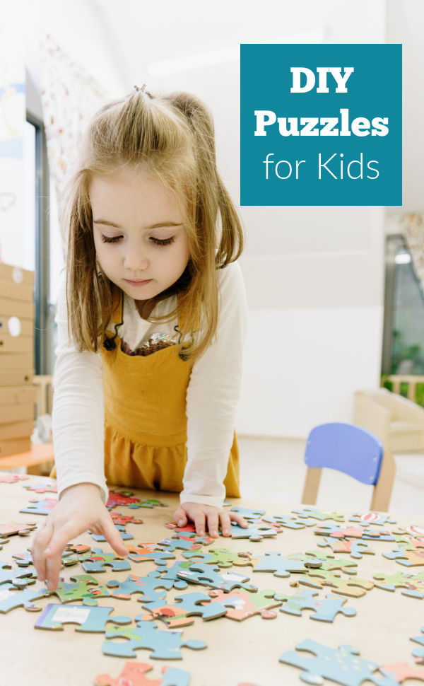 Gadis prasekolah menyusun teka-teki. Teks membaca teka-teki DIY untuk dibuat dan dimainkan anak-anak.