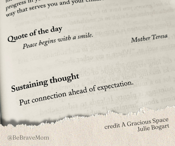 Kutipan dari sebuah renungan. Teks membaca Kutipan hari ini "Kedamaian dimulai dengan senyuman," Bunda Theresa.