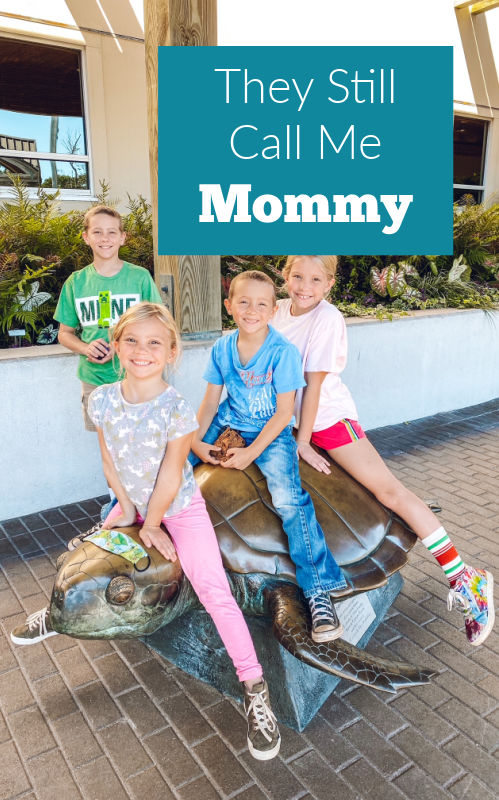 Empat anak duduk di teks patung kura-kura membaca mereka masih memanggil saya ibu. Apa yang anak-anak sebut kami adalah spesial bagi setiap ibu.